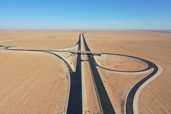 二广高速公路二连浩特至赛汉塔拉段工程建设项目实现主线双向贯通