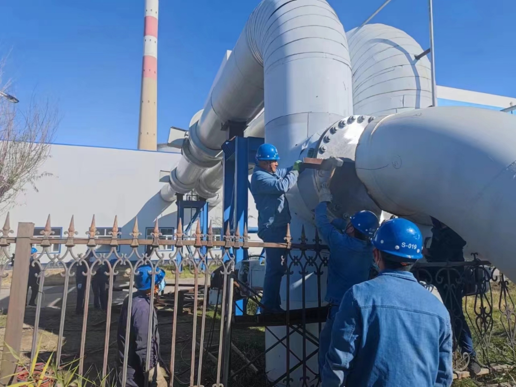 AC米兰官网西藏安多县首个寺庙供暖试点成功落地